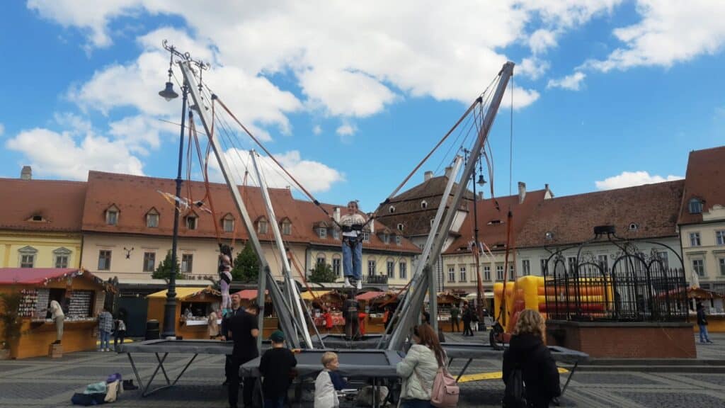 zeci de vizitatori au luat cu asalt târgul de paște din sibiu. „cred că este cel mai frumos târg de până acum” (foto, video)