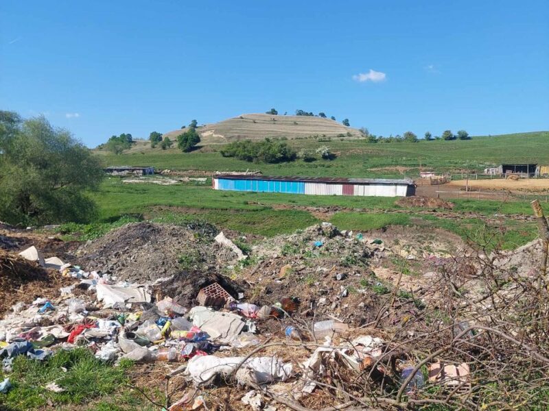 focar de infecție la ieșire din târnava. primăria acuzată că nu ia măsuri. primar: „noi intervenim periodic dar e greu” (foto)