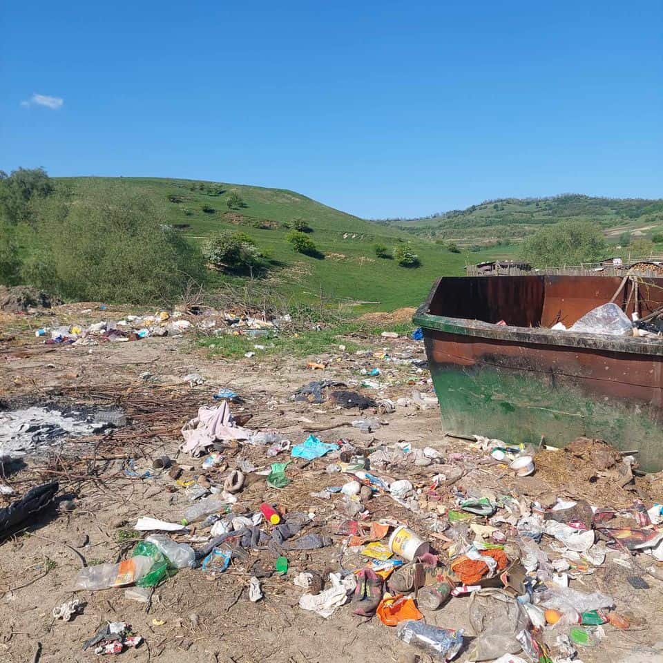 focar de infecție la ieșire din târnava. primăria acuzată că nu ia măsuri. primar: „noi intervenim periodic dar e greu” (foto)