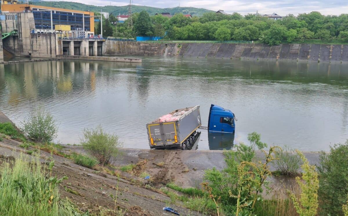 Un TIR a plonjat de pe drum în Olt la Călimănești pe Valea Oltului