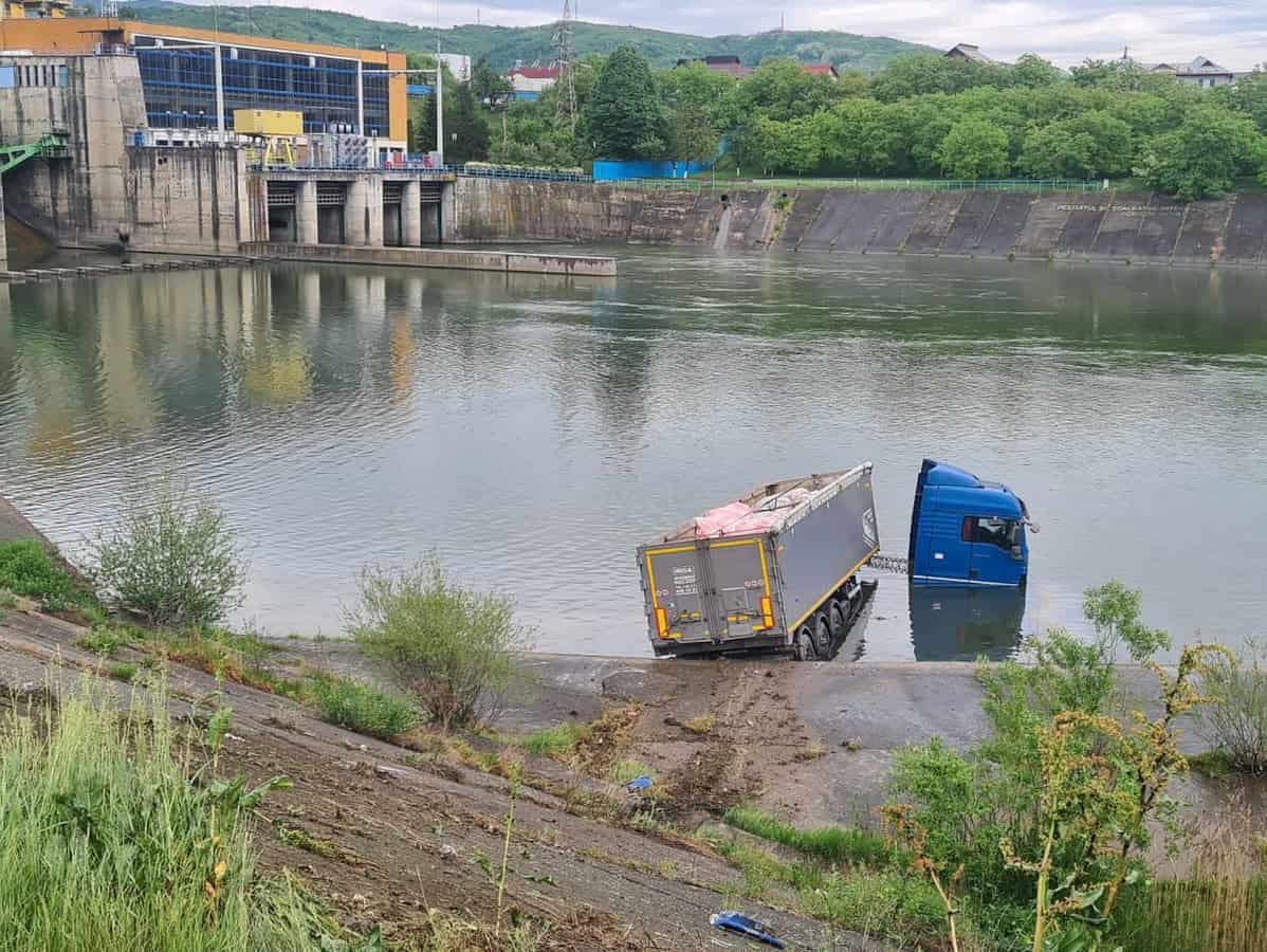 Un TIR a plonjat de pe drum în Olt la Călimănești pe Valea Oltului