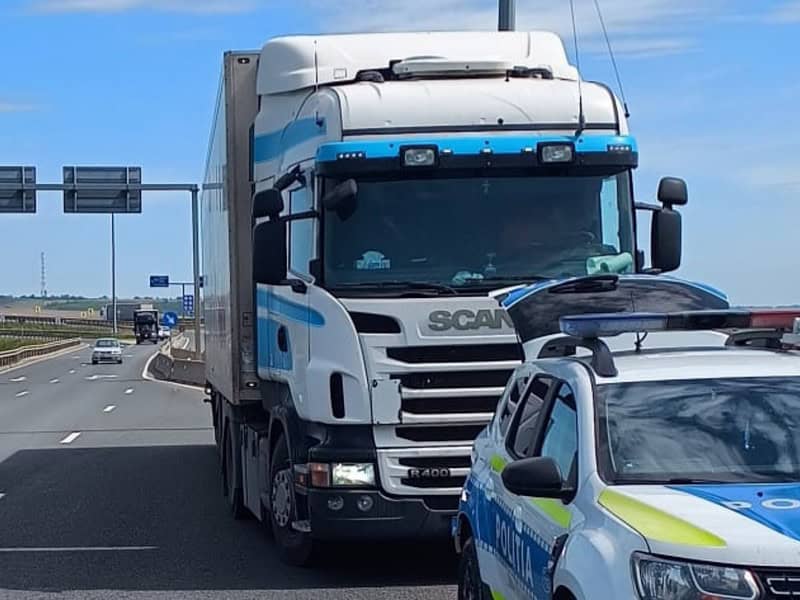 șofer de tir, beat pe autostradă la sibiu. a fost prins după o depășire periculoasă