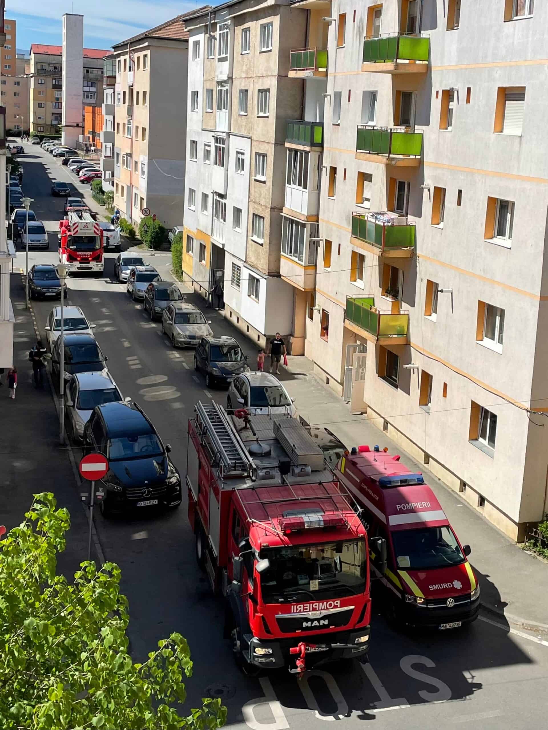 femeie blocată într‐un apartament în vasile aaron. pompierii au spart ușa și au dus-o la spital (foto)