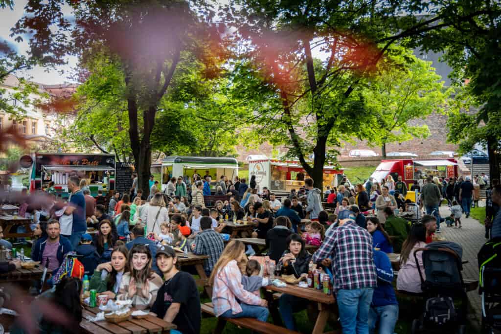 ”VINO – Music & Street Food Festival” dă tonul primăverii la Sibiu! Concerte cu Connect-R, Grasu XXL, Argatu, Bitză, Faust și FC DNB în Parcul Tineretului