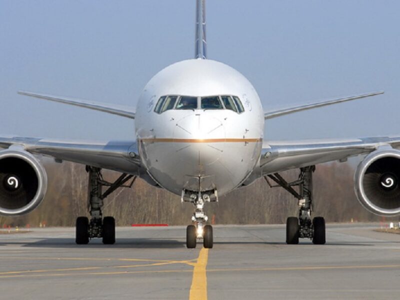 avion de mari dimensiuni aterizează marți seară, pe aeroportul din sibiu. vine de la o bază aeriană a armatei sua