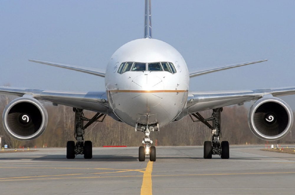 avion de mari dimensiuni aterizează marți seară, pe aeroportul din sibiu. vine de la o bază aeriană a armatei sua