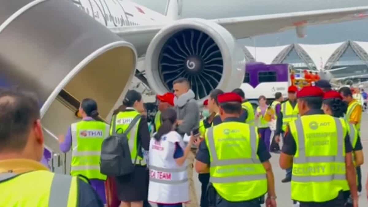 momente de groază la bordul unui avion singapore airlines. o persoană și-a pierdut viața și alte 20 au ajuns la terapie intensivă din cauza turbulențelor