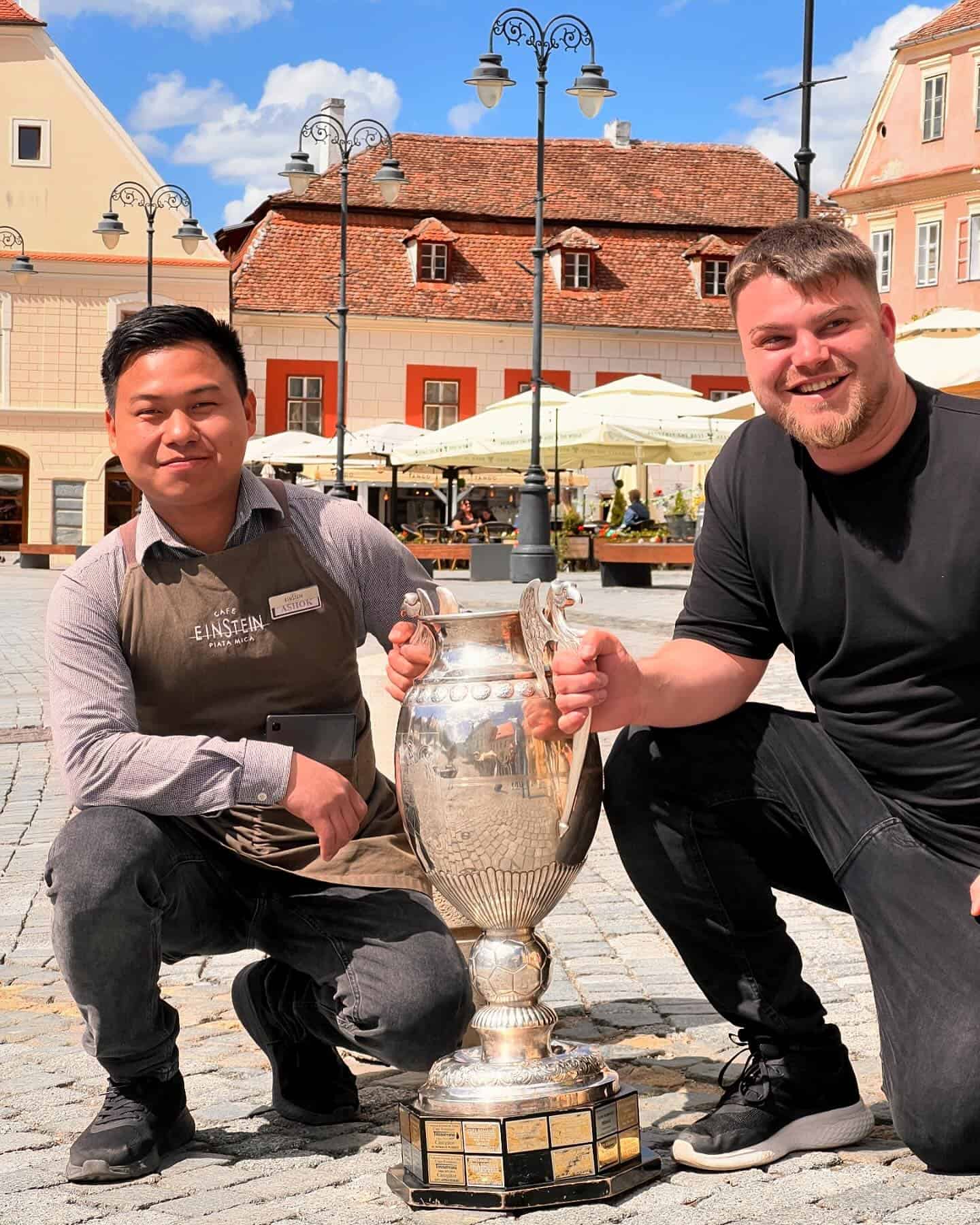 Sibienii și turiștii s-au fotografiat cu Trofeul Cupei României expus marți în centrul Sibiului