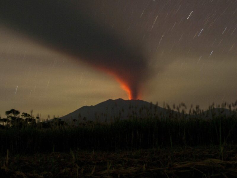 erupția unui vulcan a dat traficul aerian peste cap. mii de oameni, evacuați de teama unui tsunami