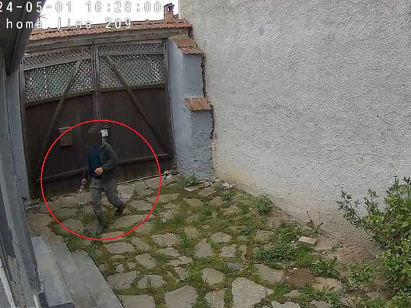 scandalul de xenofobie din jina: casa tinerilor amenințați de vecini, spartă de un localnic. „bănuiesc că avea benzină în sticlă” (video)