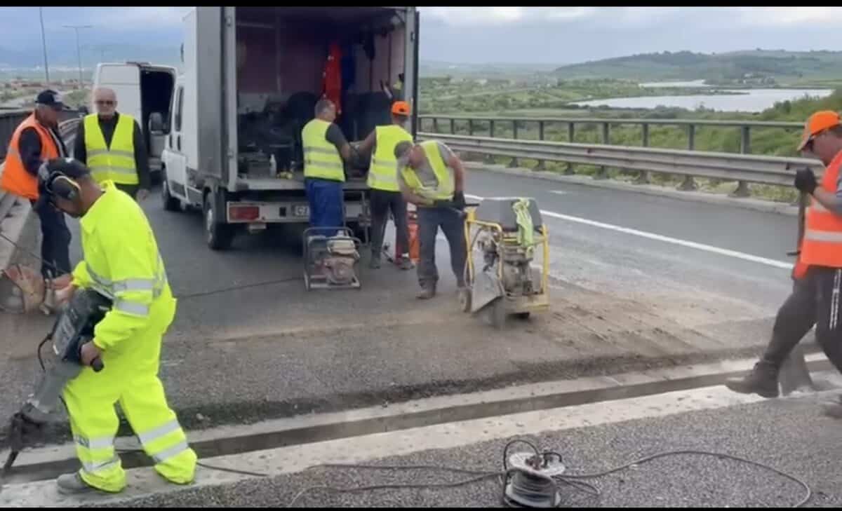 Se lucrează la carosabil pe autostrada A1 Sibiu - Sebeș în zona Săcel (video)