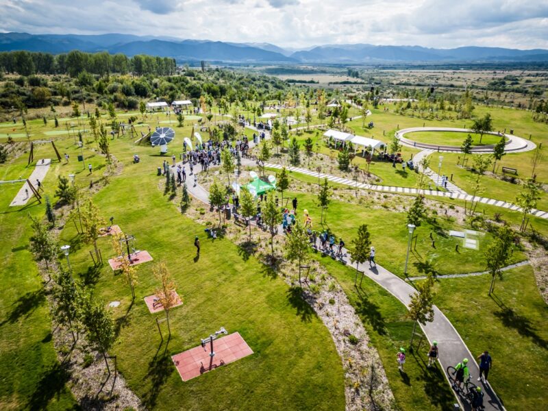 parcarea de lângă parcul belvedere, amenajată de o firmă din gura râului 