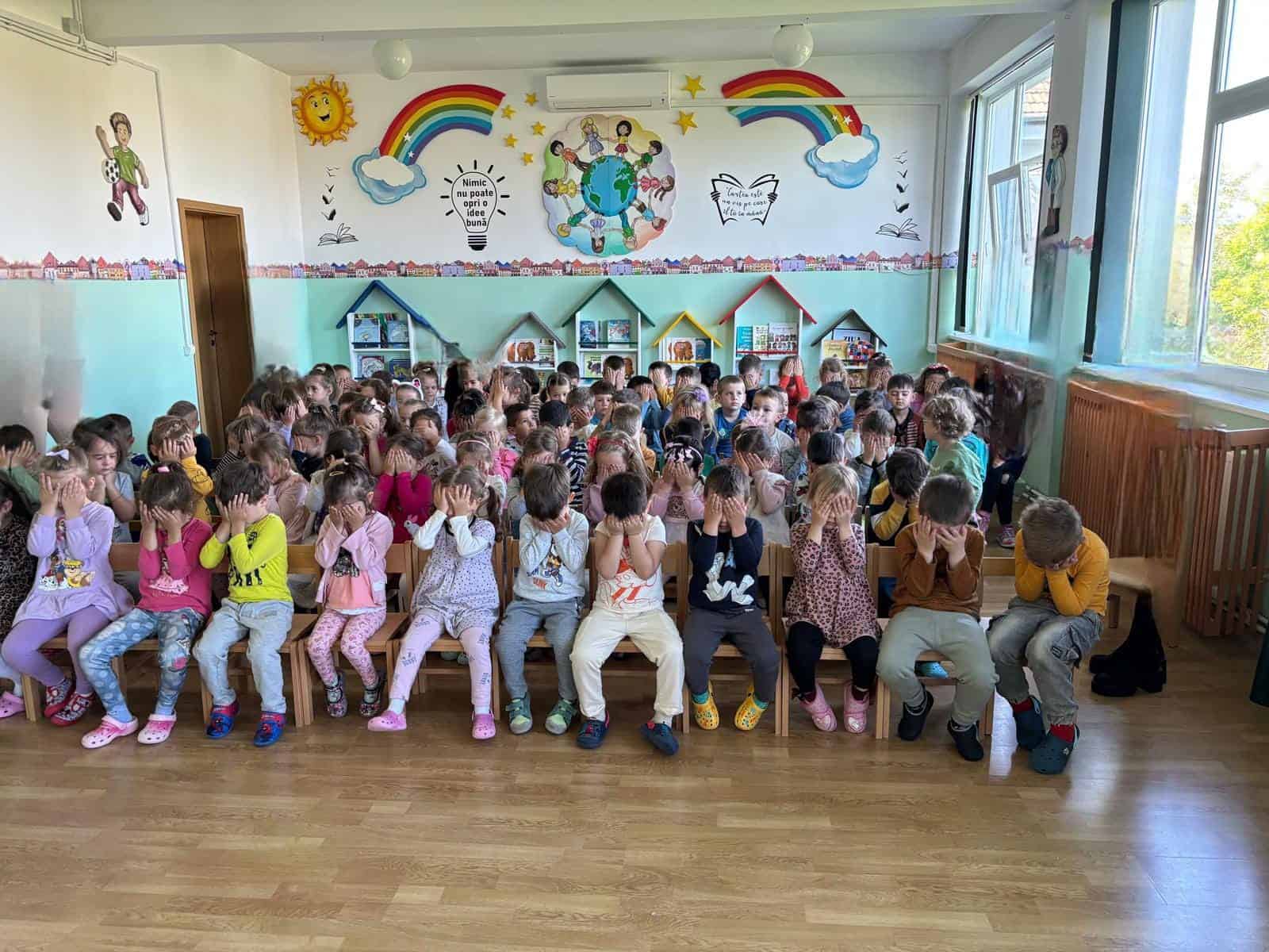 Mascotele Adi Eco au ajuns la 6000 de copii în anul școlar 2023-2024. Miticlă, BioRel, Tanti Rezi, Mărie-Hârtie și PetRică s-au întâlnit cu copiii și de 1 iunie