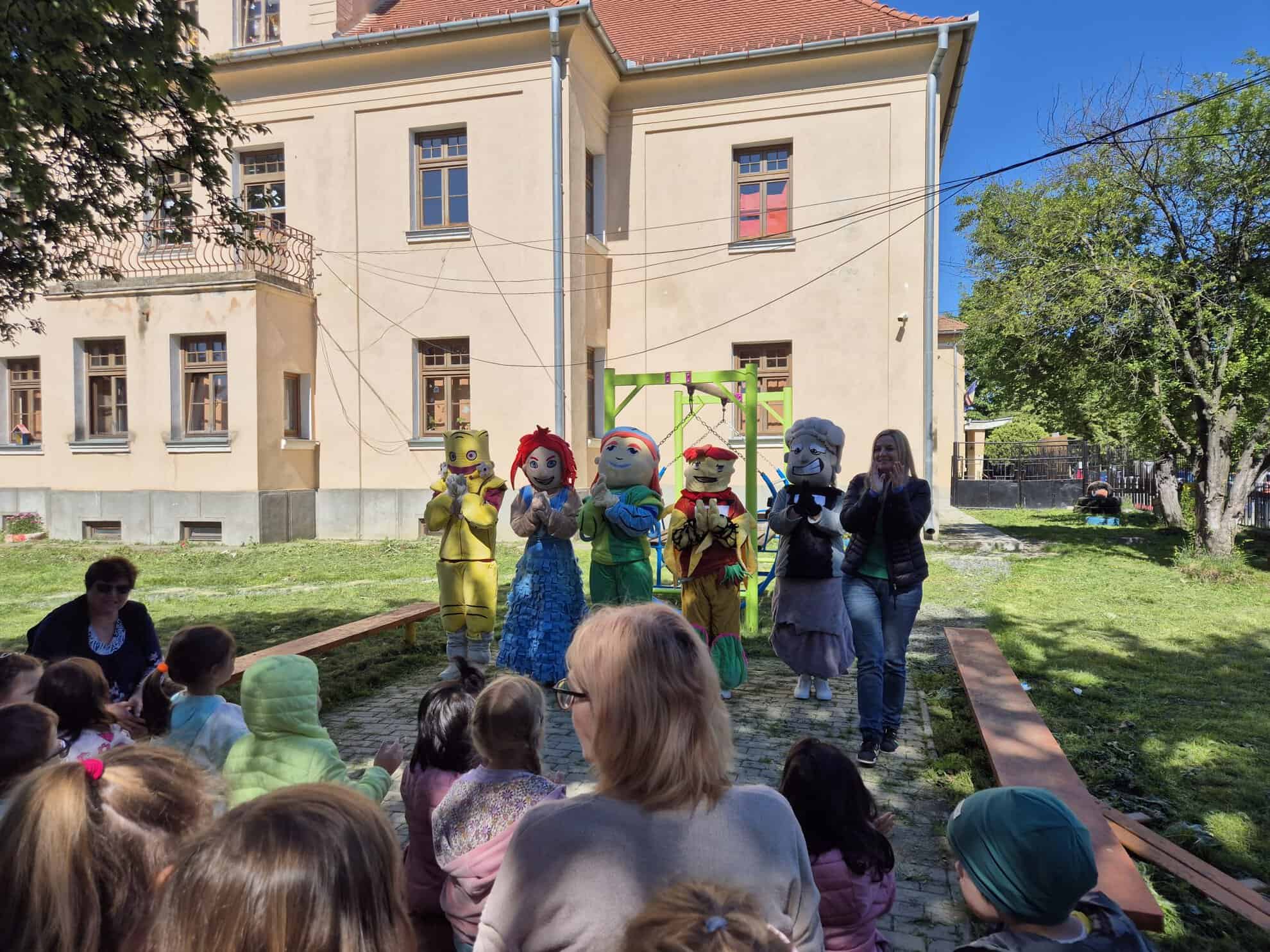 Mascotele Adi Eco au ajuns la 6000 de copii în anul școlar 2023-2024. Miticlă, BioRel, Tanti Rezi, Mărie-Hârtie și PetRică s-au întâlnit cu copiii și de 1 iunie