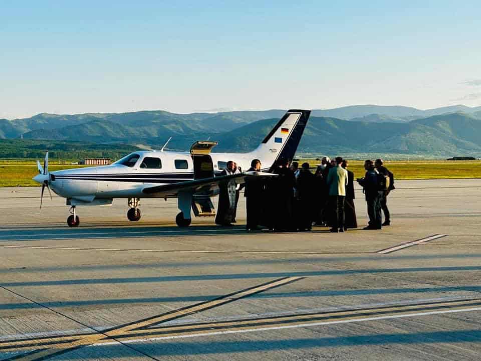 lumina sfântă a ajuns la sibiu cu un avion special (foto)