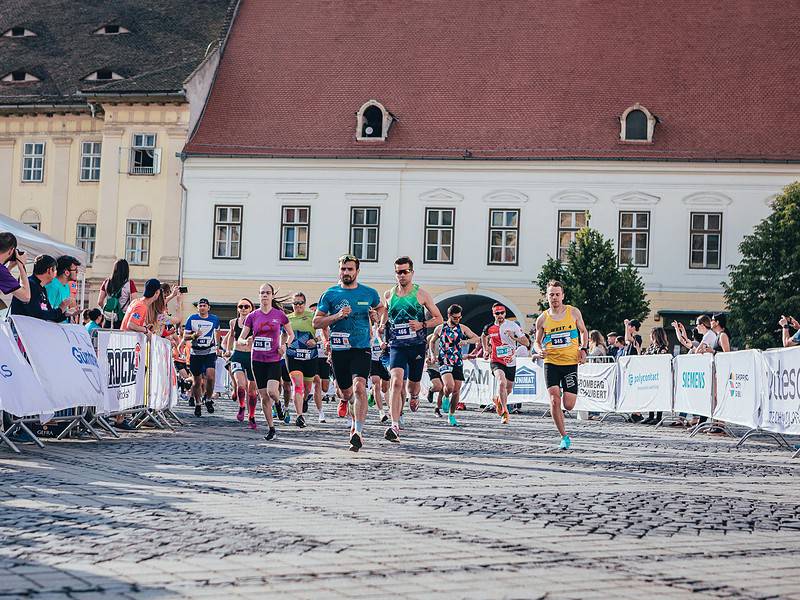 ultimele pregătiri pentru maratonul internațional sibiu. s-au înscris aproape 9.000 de participanți