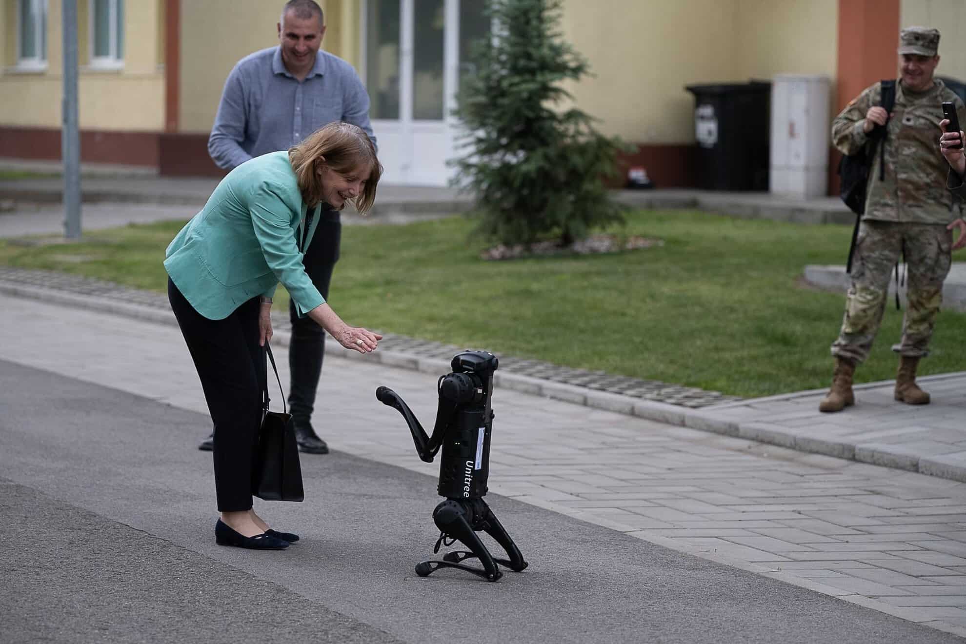 ambasadorul sua în românia, în vizită la academia forțelor terestre din sibiu (foto)