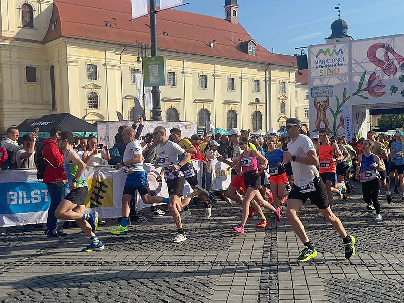 atmosferă electrizantă la maratonul internațional. peste 9.000 de participanți au alergat pe străzile din centrul sibiului pentru mai multe cauze (galerie video foto)