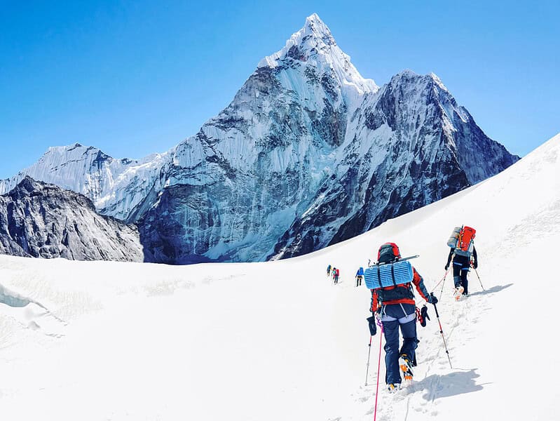 două recorduri mondiale au fost stabilite duminică pe muntele everest, cel mai înalt vârf din lume