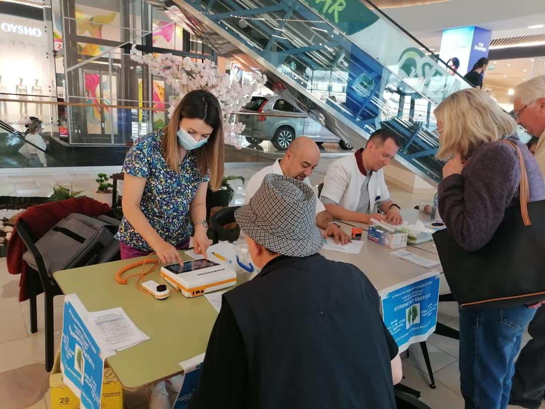 peste 300 de spirometrii gratuite efectuate în mall-urile din sibiu în campania antifumat (foto)