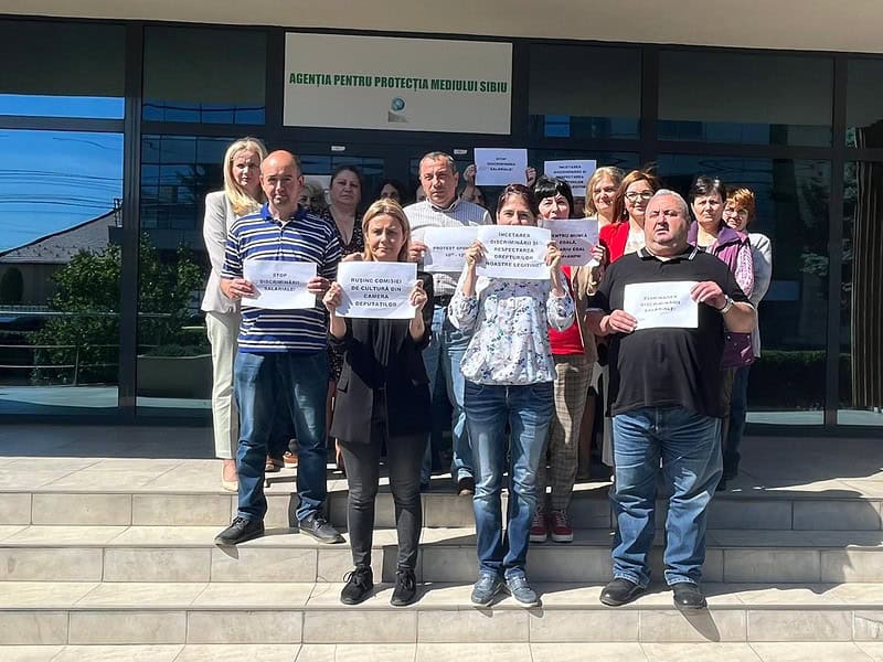 angajații agenției pentru protecția mediului sibiu protestează împotriva discriminării salariale între instituții (foto video)