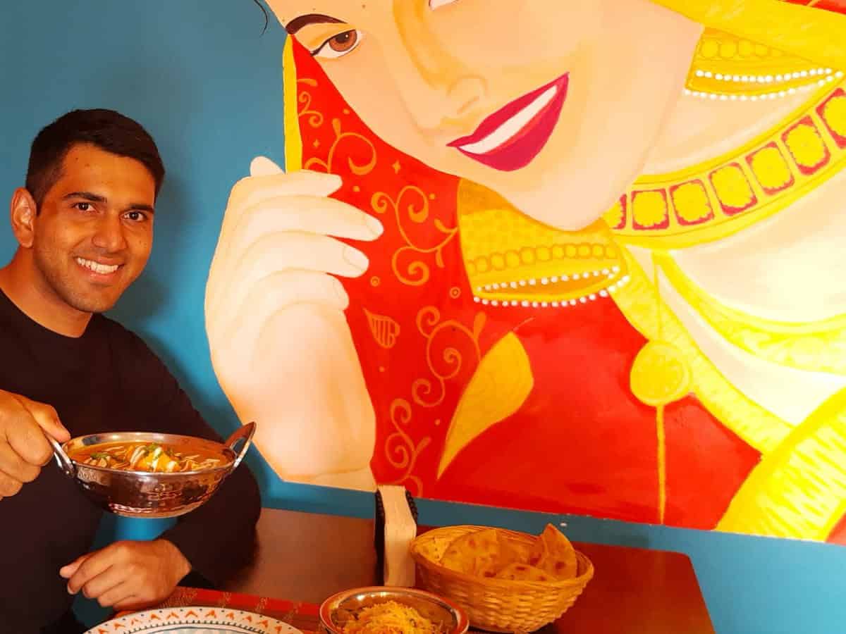 povestea lui khan, tânărul care a deschis primul restaurant indian din sibiu (foto)