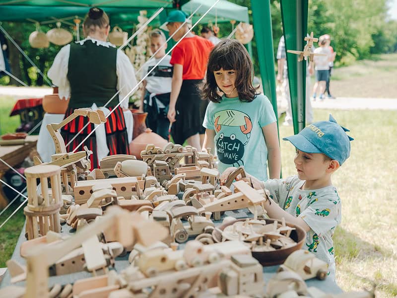 târgul de jucării aduce împreună 35 de meșteri populari la muzeul astra în weekend