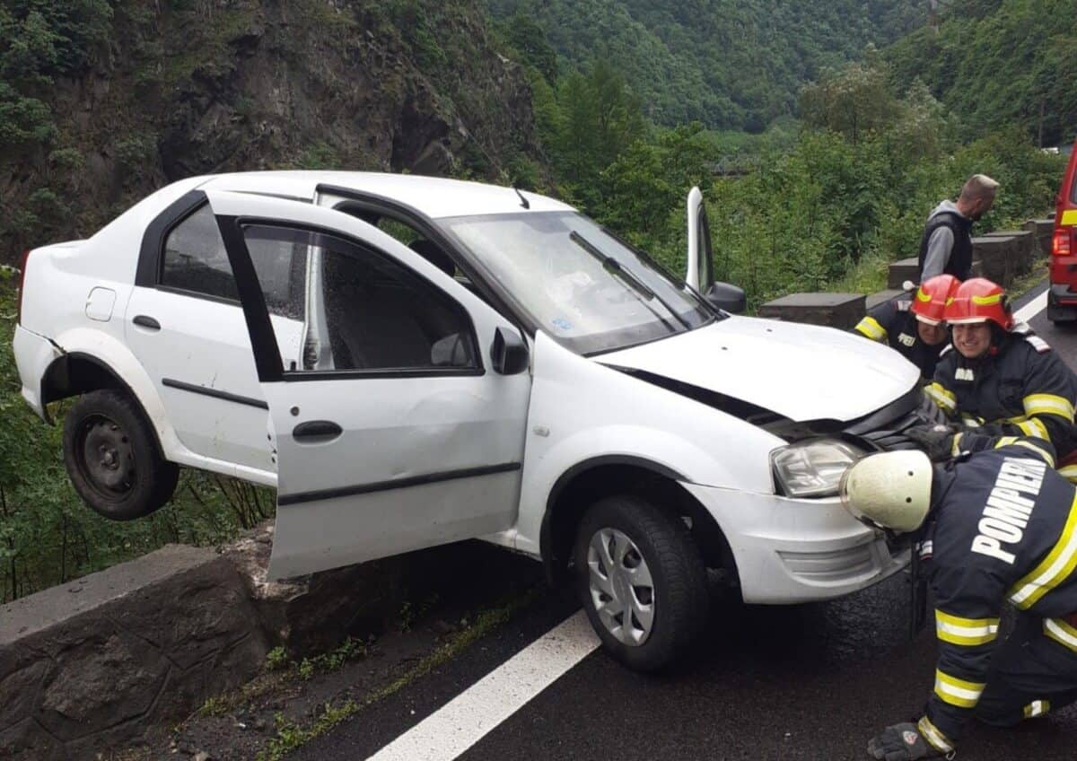 Femeie rănită după ce o mașină a intrat într-un parapet pe Valea Oltului la Brezoi