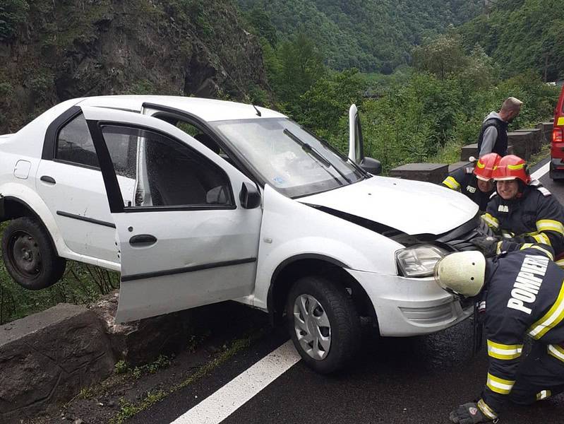 femeie rănită după ce o mașină a intrat într-un parapet pe valea oltului la brezoi