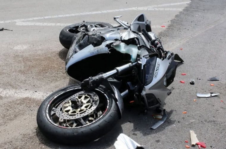 La un pas de tragedie. Un sibian băut s-a oprit cu motocicleta într-un copac pe Valea Avrigului