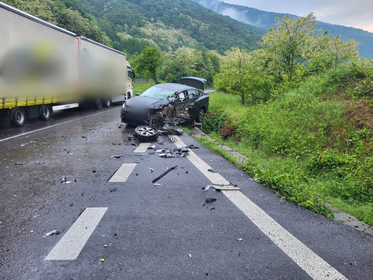 Accident între un TIR și o mașină la Robești, pe Valea Oltului