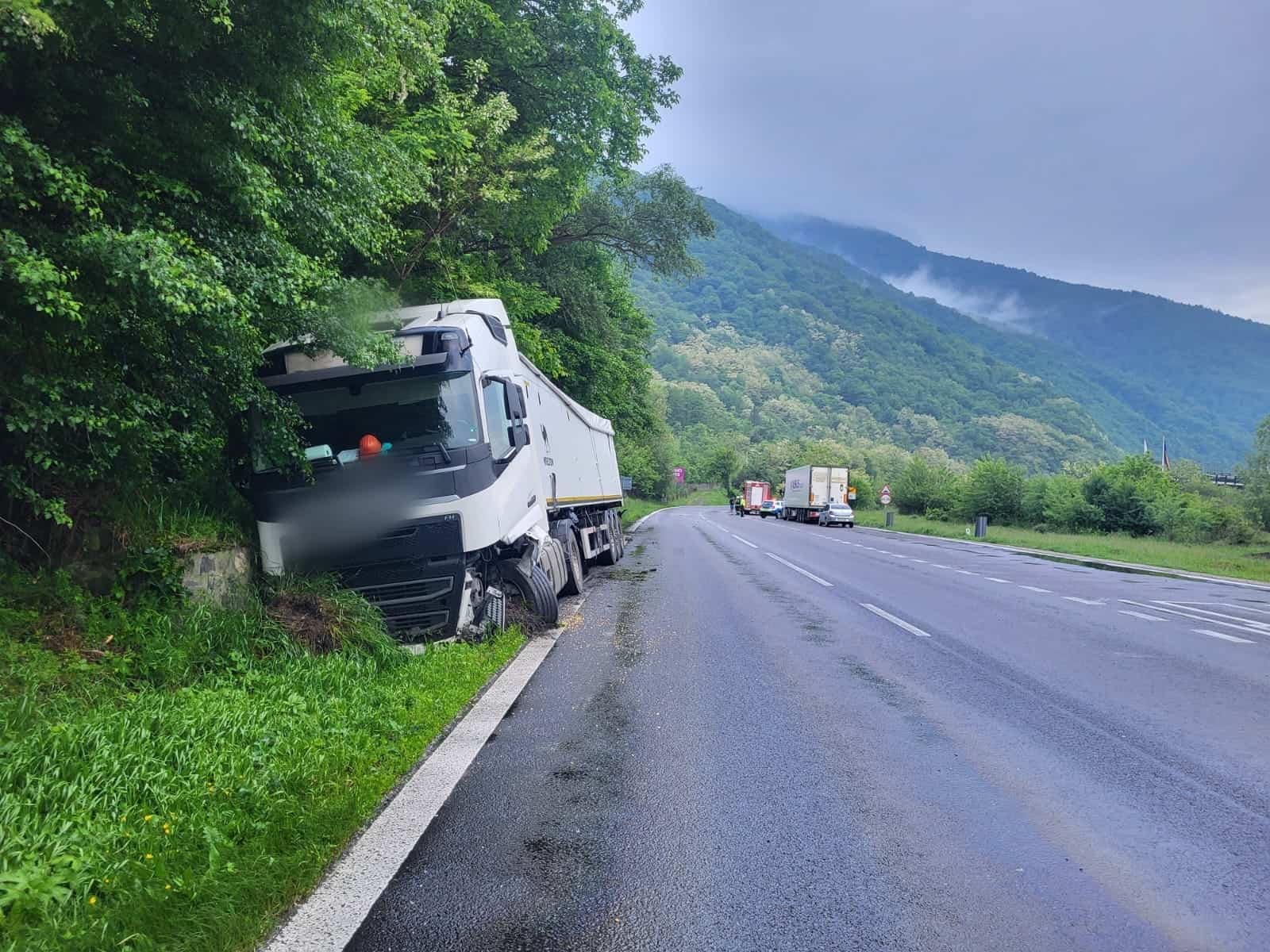 Accident între un TIR și o mașină la Robești, pe Valea Oltului