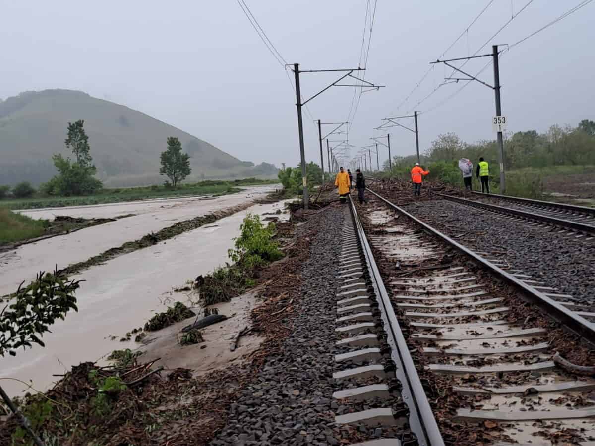 Ploile fac ravagii în nordul județului Sibiu. Drum și gospodării inundate, iar calea ferată între Micăsasa și Chesler, acoperită de aluviuni (foto, video)