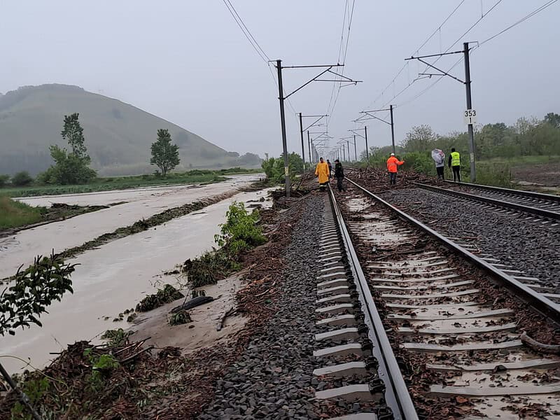 ploile fac ravagii în nordul județului sibiu. drum și gospodării inundate, iar calea ferată între micăsasa și chesler, acoperită de aluviuni (foto, video)