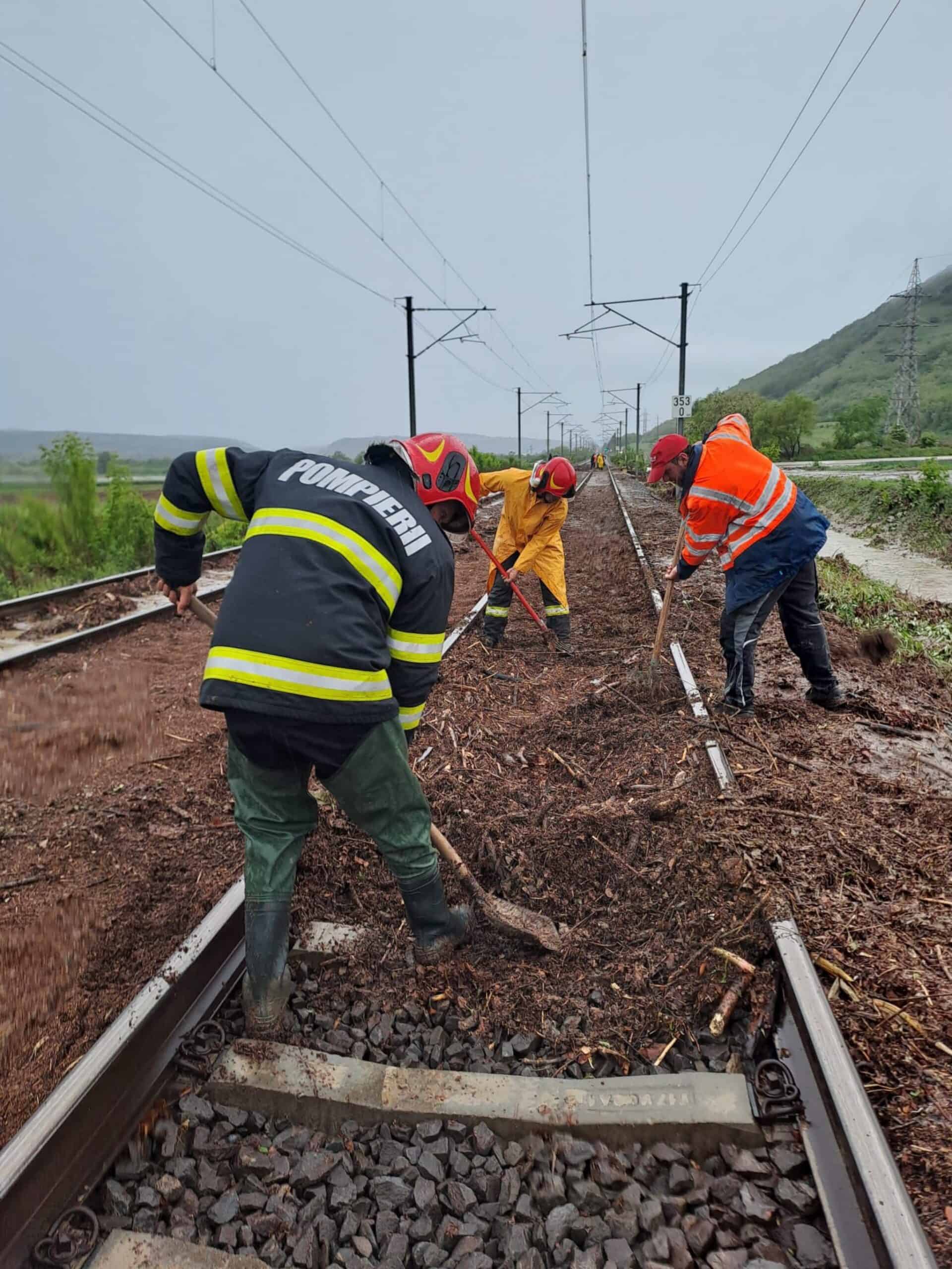 Ploile fac ravagii în nordul județului Sibiu. Drum și gospodării inundate, iar calea ferată între Micăsasa și Chesler, acoperită de aluviuni (foto, video)