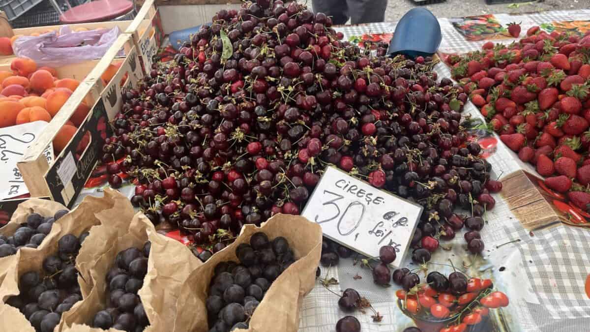 Au apărut cireșele românești la piața din Târgul Obor din Sibiu