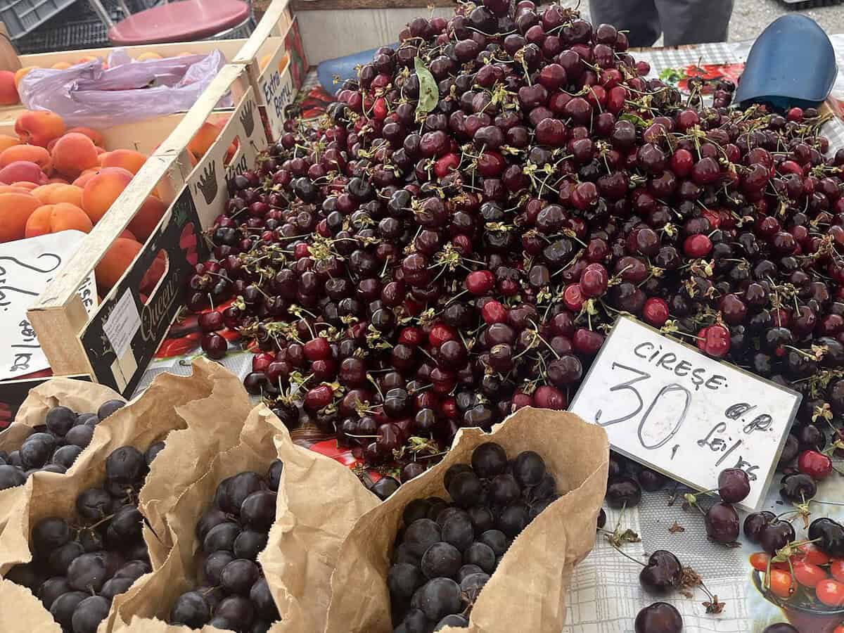 au apărut cireșele românești la piața din târgul obor din sibiu