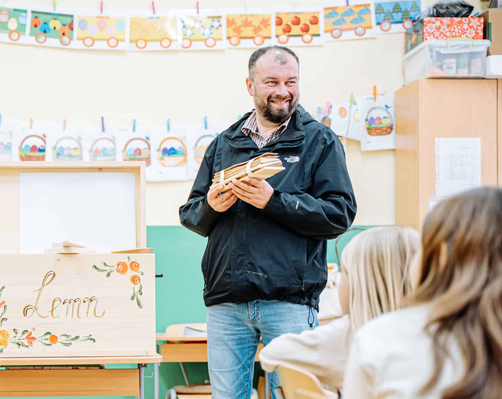 cufărul călător ajunge în mărginimea sibiului. elevii din jina descoperă tradițiile meșteșugărești (foto)