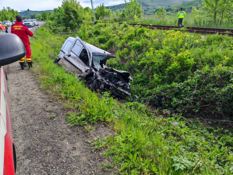 mașina lovită de tren pe dn 14 la ruși. șoferul a murit pe loc (foto)