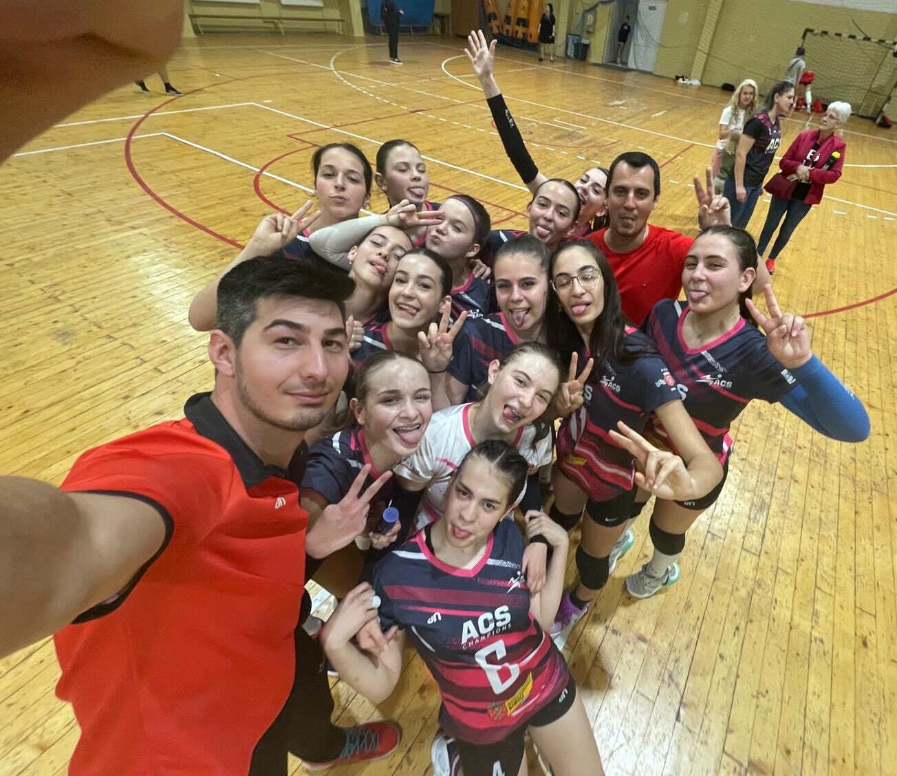 echipa u15 a clubului champions sibiu pleacă spre turneul final național de volei