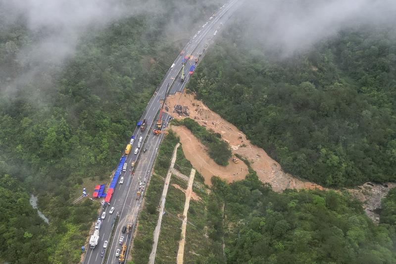 o autostradă din china s-a prăbușit. aproape 40 de persoane au murit (video)