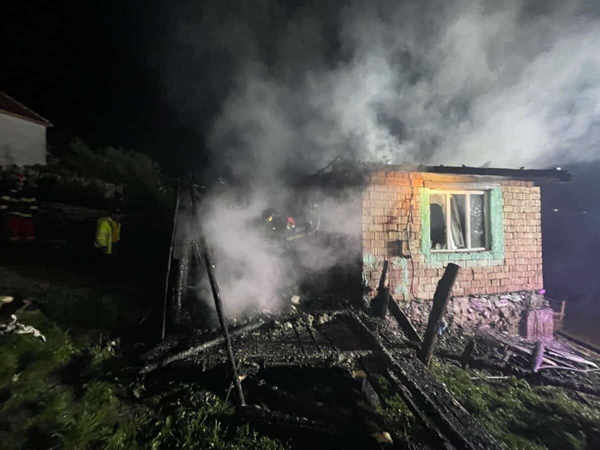 Casa din Jina distrusă complet de un incendiu devastator (foto)