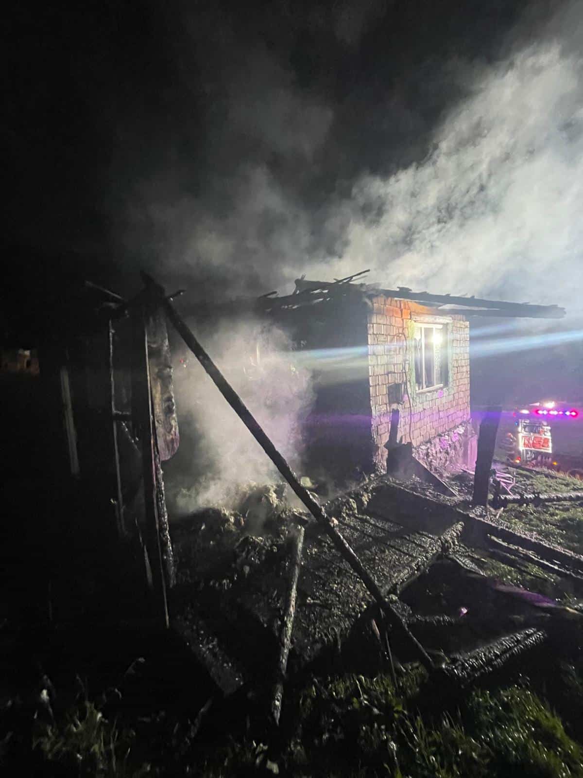 Casa din Jina distrusă complet de un incendiu devastator (foto)