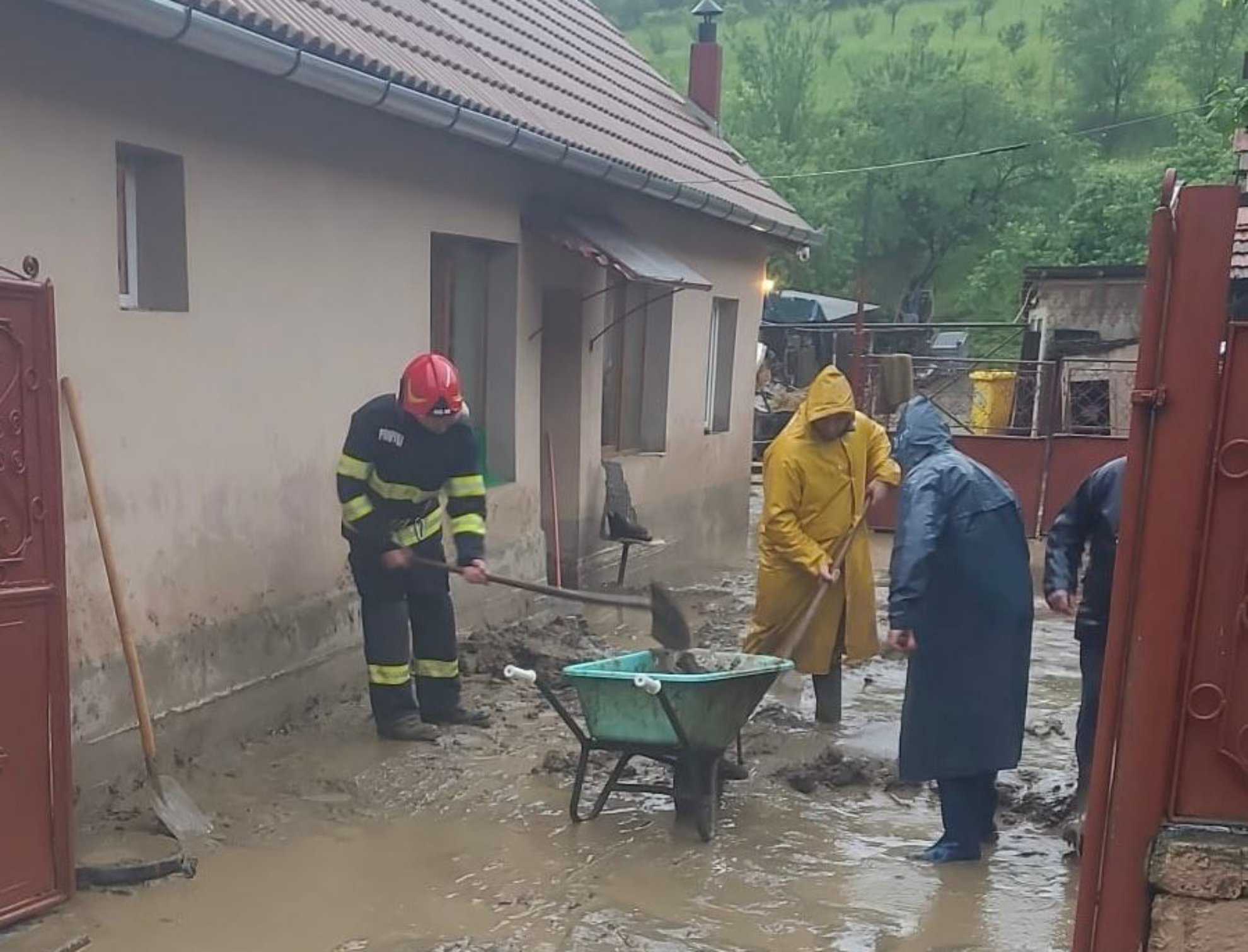 Ploile fac ravagii în nordul județului Sibiu. Drum și gospodării inundate, iar calea ferată între Micăsasa și Chesler, acoperită de aluviuni (foto, video)