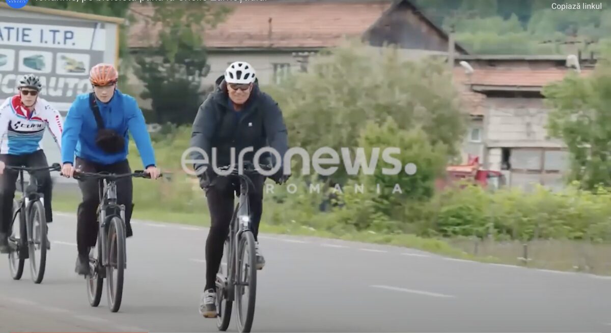 Președintele Klaus Iohannis, pe bicicletă de la Predeal la Zărnești (video)