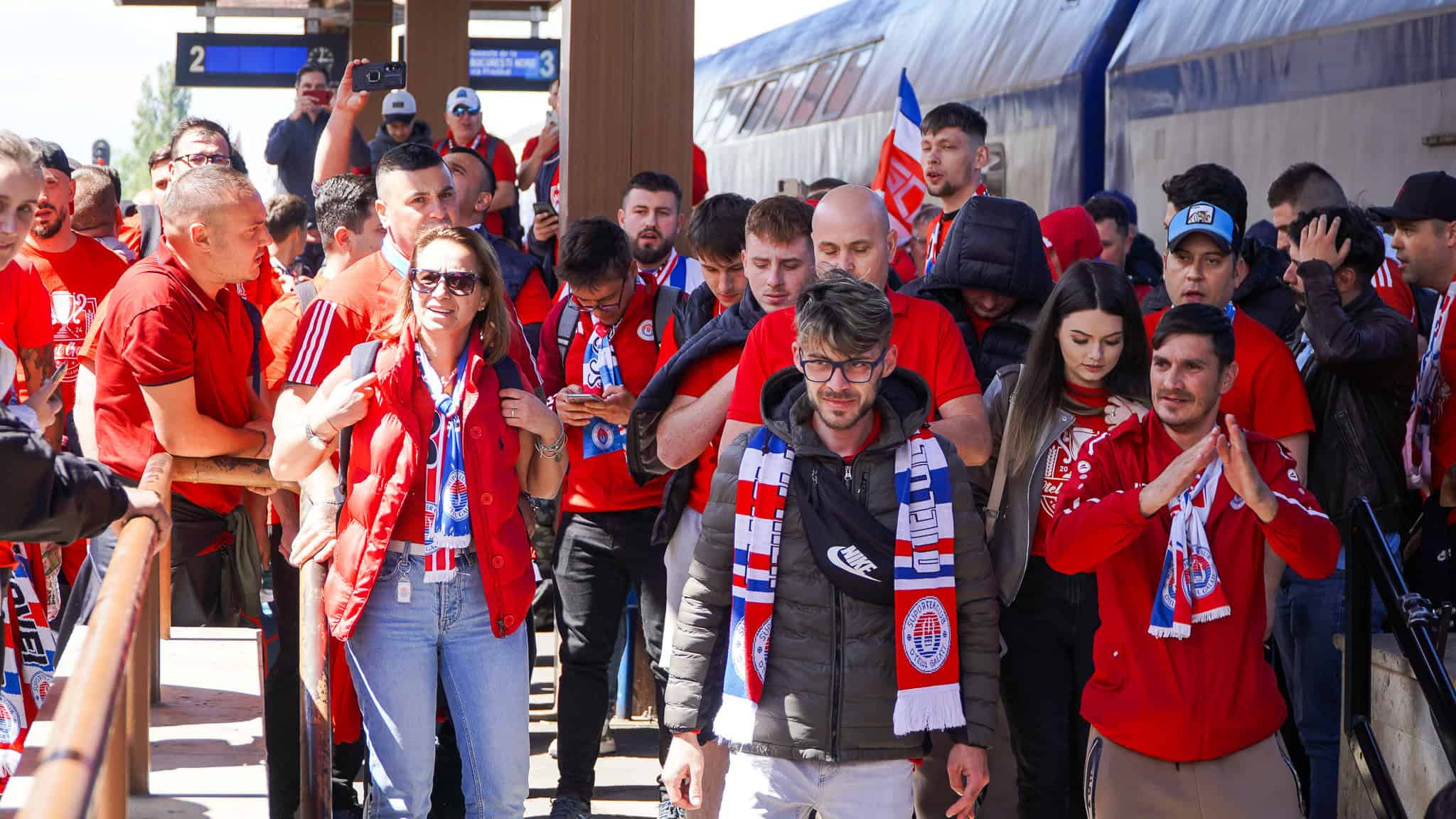 mii de gălățeni au invadat sibiul și au făcut spectacol ca pe stadion în piața mare înaintea finalei cupei de pe municipal (video foto)