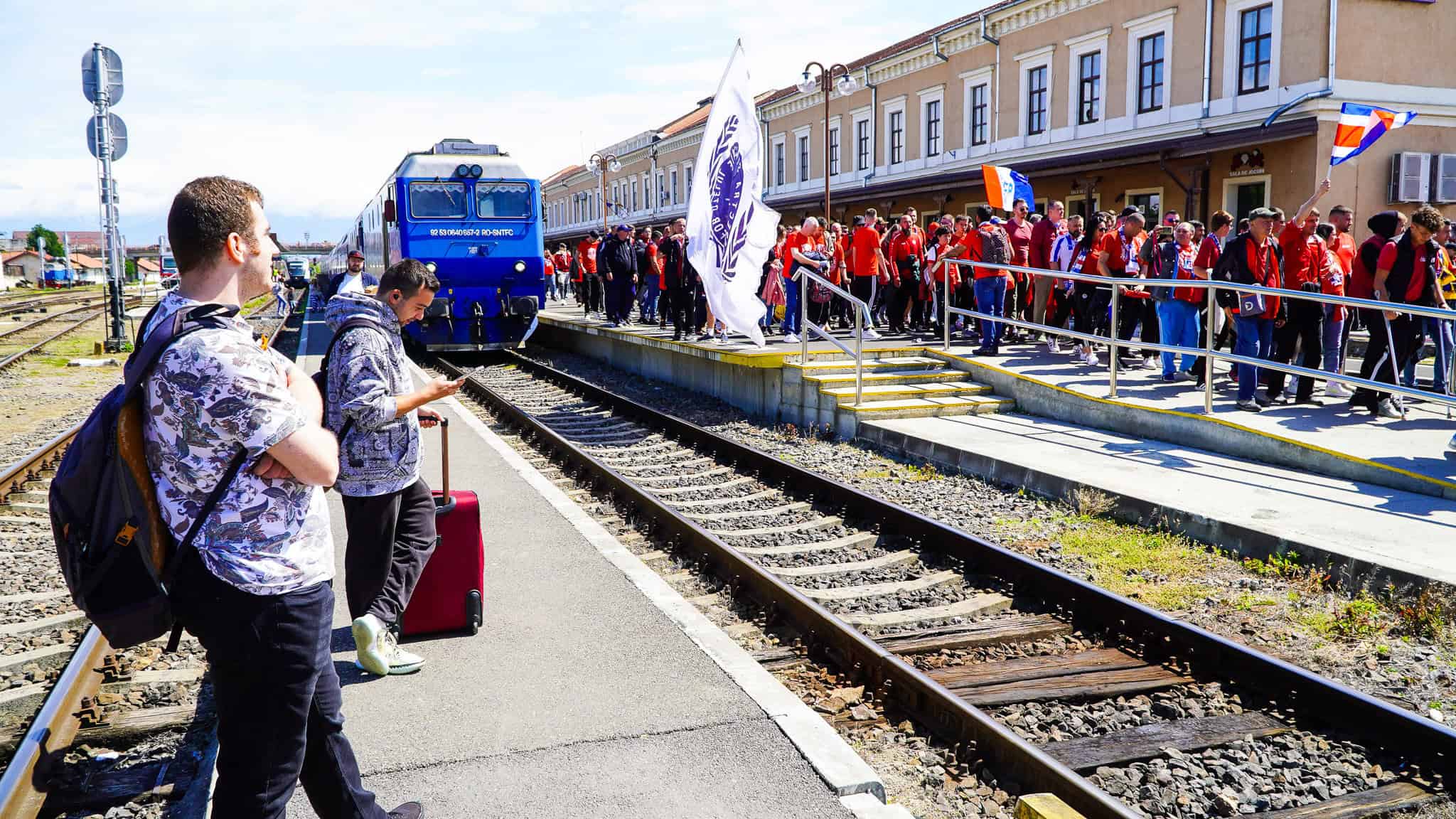 mii de gălățeni au invadat sibiul și au făcut spectacol ca pe stadion în piața mare înaintea finalei cupei de pe municipal (video foto)