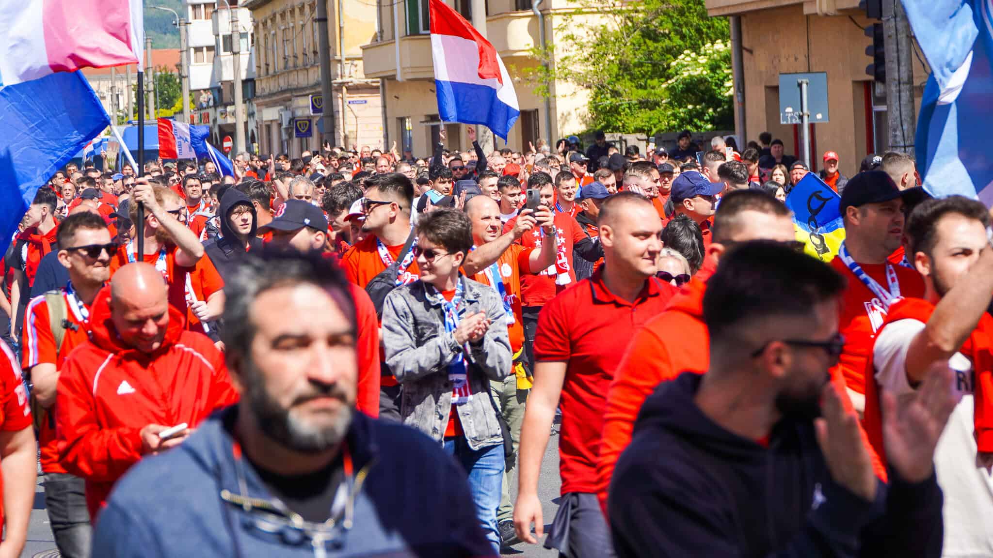 mii de gălățeni au invadat sibiul și au făcut spectacol ca pe stadion în piața mare înaintea finalei cupei de pe municipal (video foto)