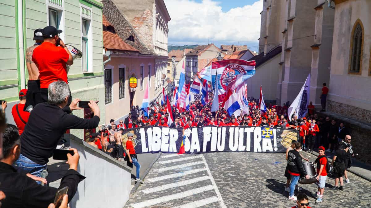 mii de gălățeni au invadat sibiul și au făcut spectacol ca pe stadion în piața mare înaintea finalei cupei de pe municipal (video foto)