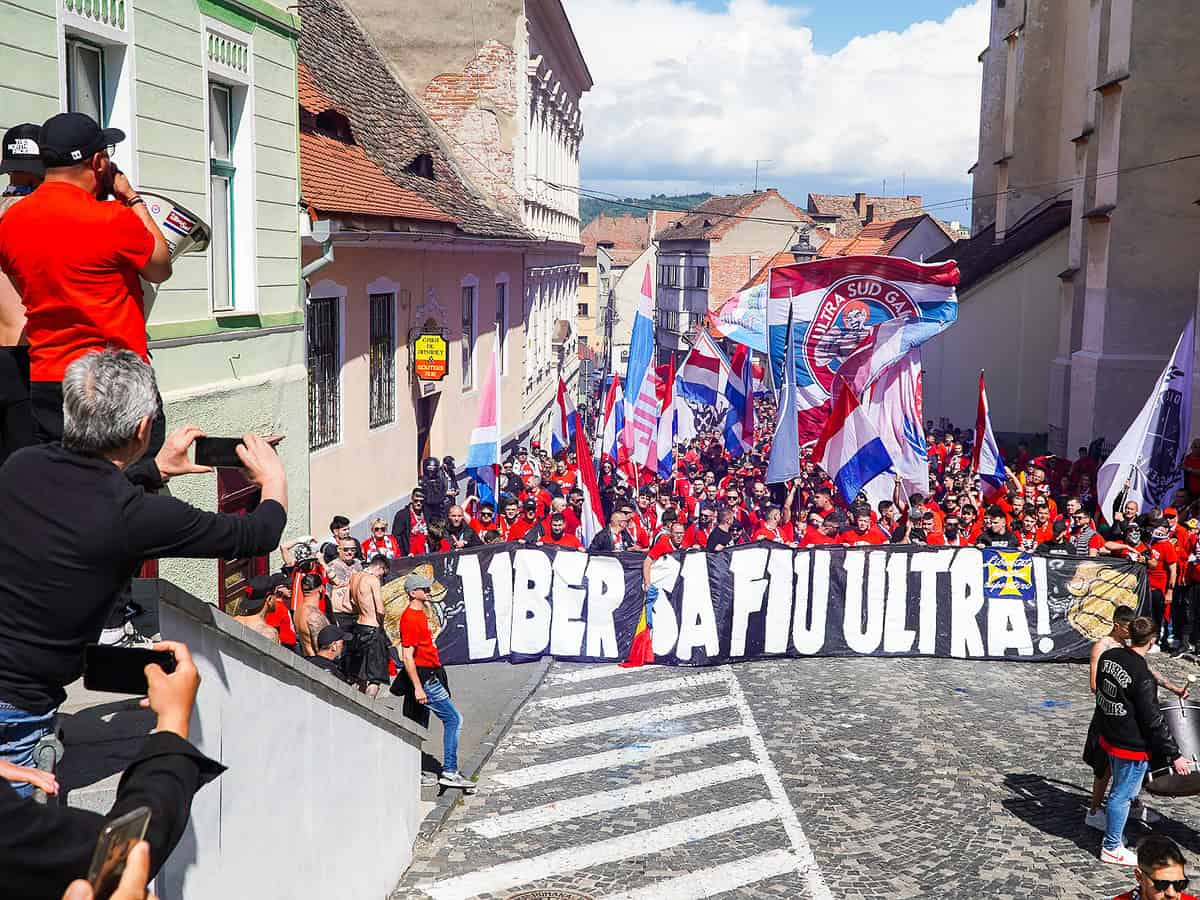 mii de gălățeni au invadat sibiul și au făcut spectacol ca pe stadion în piața mare înaintea finalei cupei de pe municipal (video foto)